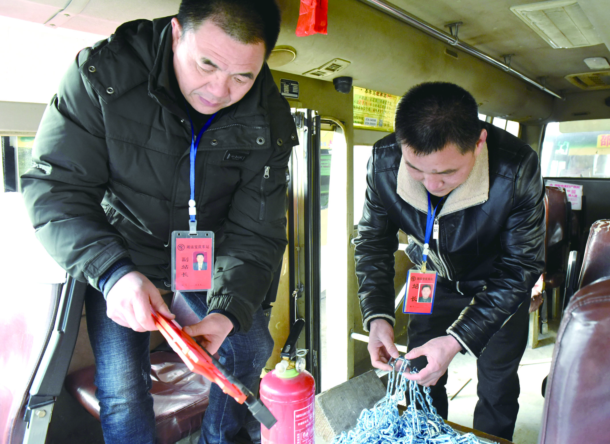 2月8日，市寶慶汽車站工作人員正在營運車上檢查應急設施及器材是否齊全有效