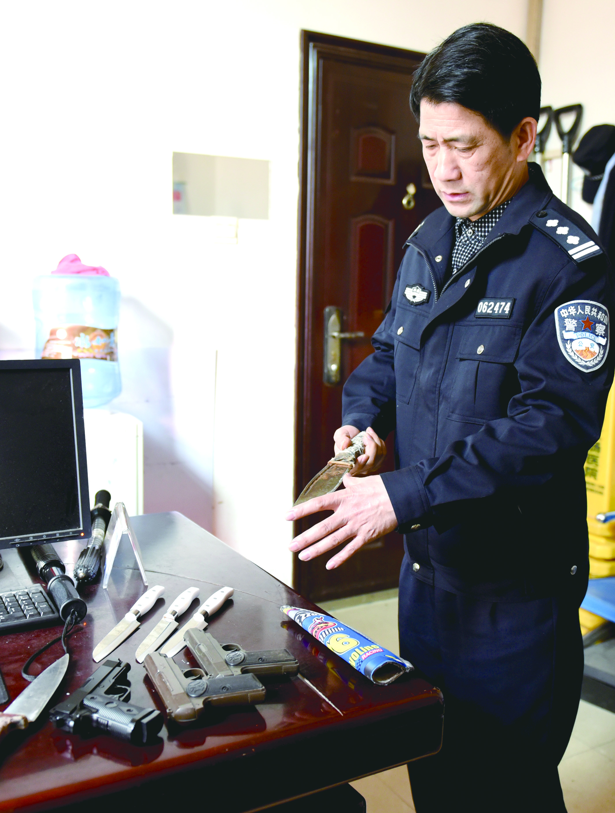 3月12日，邵東汽車西站警務室民警正在對所查獲的違禁品進行清點