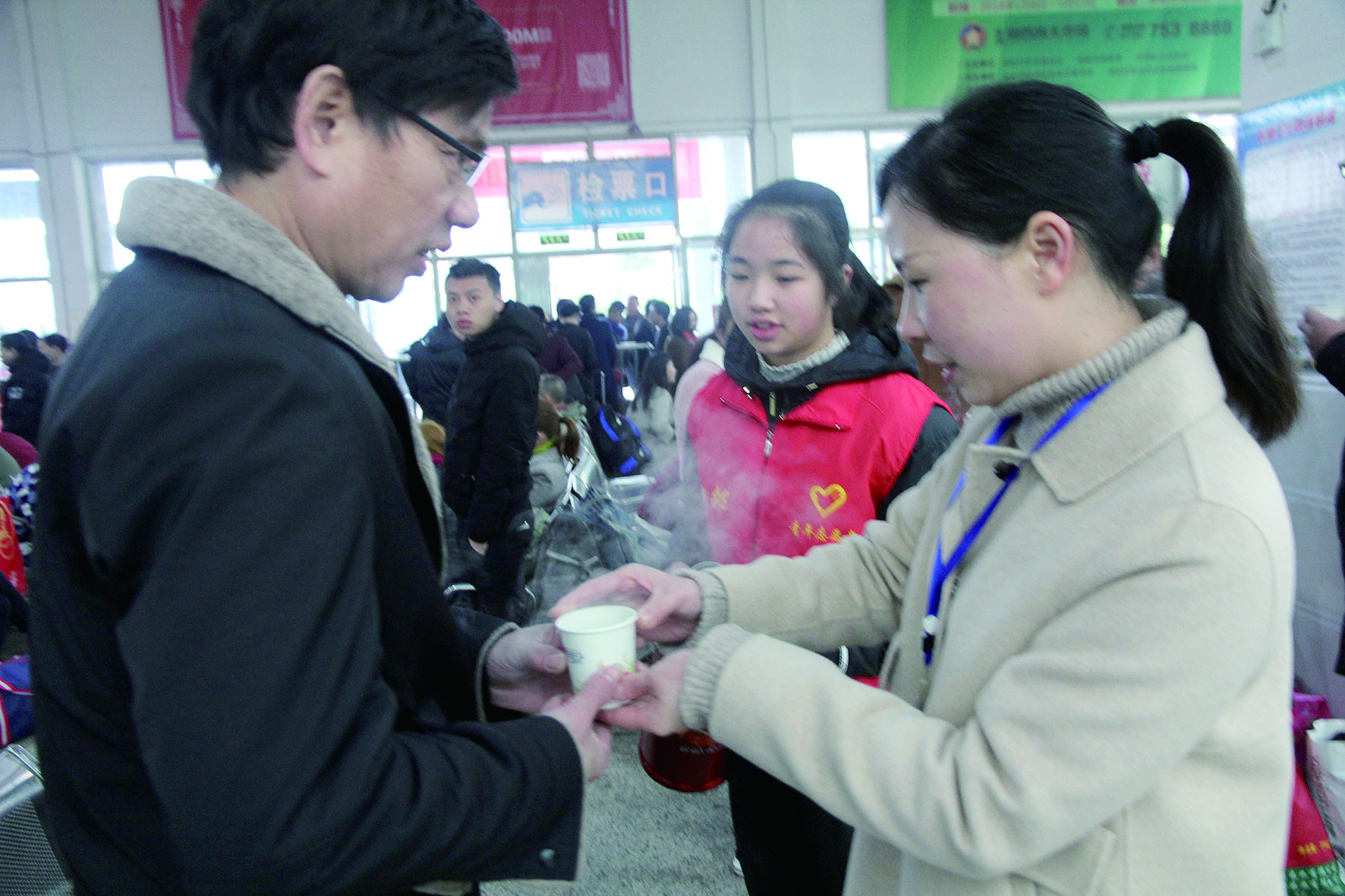 母女服務春運 2月13日，記者在新邵分公司汽車站看到，該分公司安全科副科長李喜梅與其在新邵一中初中部1701班就讀女兒劉嘉怡在車站擔當志愿者。李喜梅在候車室耐心為旅客釋疑解惑，劉嘉怡為旅客遞上一杯杯熱茶，有時母女也相互合作，其樂融融。 祖冠 攝影報道