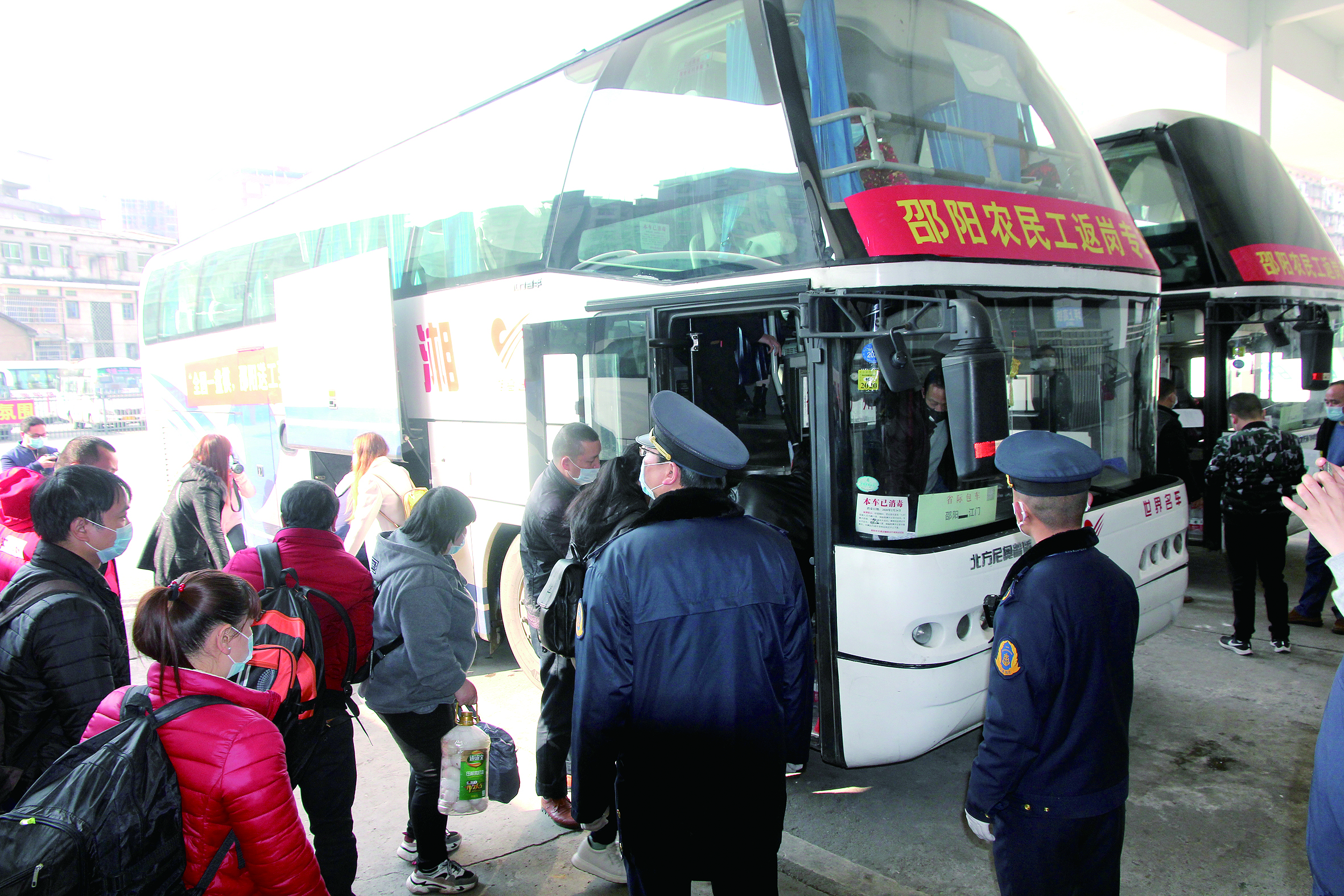 39名邵陽籍農(nóng)民工坐專車返崗 （李高雄報道）