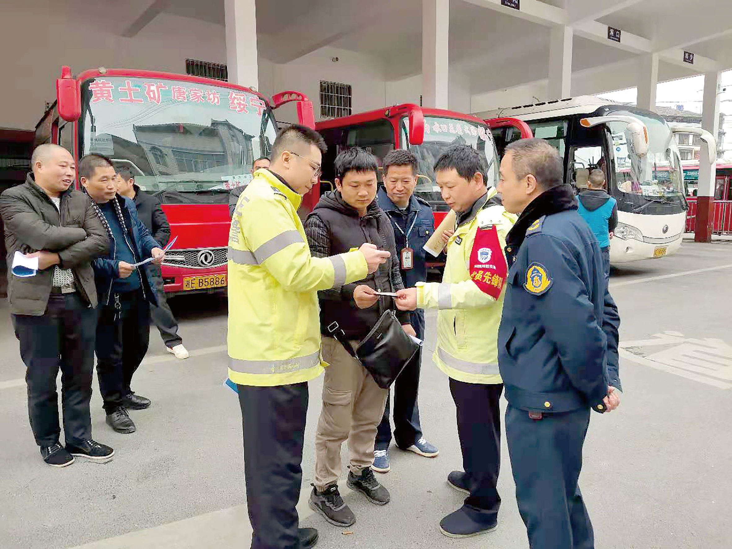 12月2日是全國交通安全日。當(dāng)天上午10時，綏寧分公司汽車總站舉行“知危險會避險、安全文明出行——關(guān)注農(nóng)村交通安全、暢行美麗鄉(xiāng)村”122交通安全日主題宣傳活動。 ? 此活動用生動的事例教育廣大從業(yè)人員樹立美麗鄉(xiāng)村安全暢行責(zé)任意識、服務(wù)意識，進(jìn)一步增強廣大從業(yè)人員安全事故的防范意識、辨別意識，緊急避險應(yīng)急處理方法。 省高速交警綏寧大隊、綏寧縣運管所等負(fù)責(zé)人到活動現(xiàn)場進(jìn)行指導(dǎo)。  劉永松