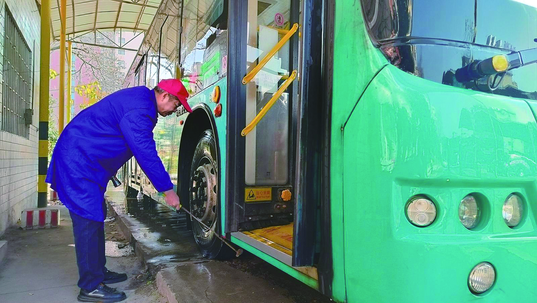 春運(yùn)首日，我司各汽車站以熱情服務(wù)—— 讓乘客臉上多一份笑容